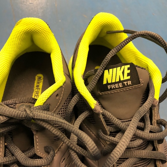 Nike sneakers.  Grey/yellow.  Size 9 - Picture 2 of 5